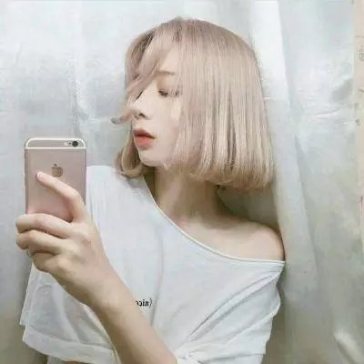 穿黄靴子的女孩